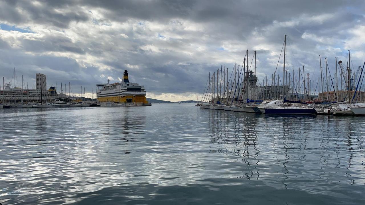 Vue Sur Rade Appartement Elegant Vaste Climatise Etage Eleve Ascenseur Proche Parking Et Toutes Commodites Au Coeur Du Toulon Historique Eksteriør billede